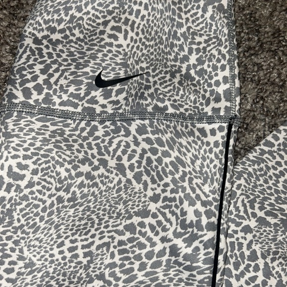 New Nike Leggings Gray and White Leopard- Small - Picture 5 of 6